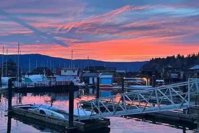 Image de Welcome to the Ocean Front Cowibbean Cottage