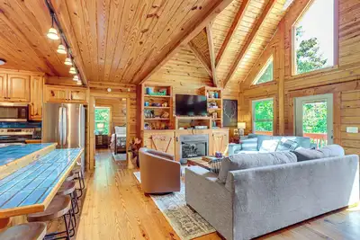 Image de 'Owl's Nest' Pet-Friendly Cabin w/ Private Hot Tub