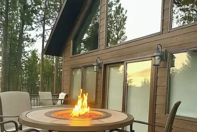 Image de Sleeps 17 •Hot Tub • Garage • On Snowmobile Trail System & Minutes to Terry Peak