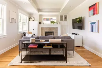 Image de Main house at 126 · Modern 2 Bedroom unit in a 1915 Craftsman home