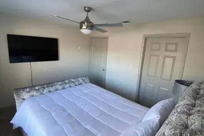 Image de Cozy Blues Stay W/ Free parking! !