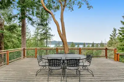 Image de Water view retreat with private hot tub, deck, grill & free WiFi