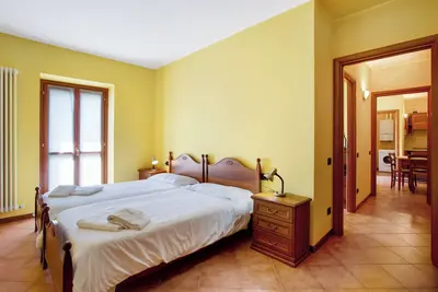 Image de Résidence Appartamento Roma avec vue sur les montagnes, terrasse et Wi-Fi.