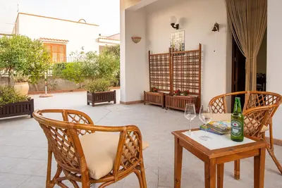 Image de Villa 'Brezza di Limoni' près de la mer avec terrasses et climatisation