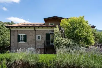 Image de Appartement \"Rosmarino\", avec vue sur les montagnes, jardin, piscine partagée et Wi-Fi.