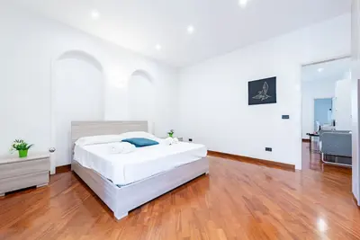 Central Apt with Balcony: 600m from Main Station