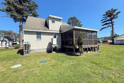 Image de Misty Manor - 3br home, sc. porch & No Pets. No Linens Provided