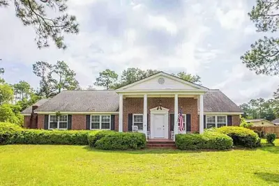 Image de Keep it simple at this peaceful and centrally-located place.