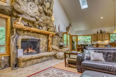 Image de Spacious Barlow Trail Lodge, 2 fireplaces, media room, hot tub