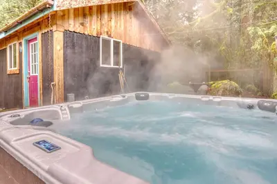 Image de Serene Hearthstone Retreat with fireplace, hot tub, Bbq, dog-friendly