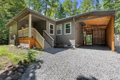 Image de Serene Leilani Cottage along the Sandy River, Hot Tub, Bbq, dogs welcome