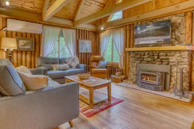 Image de Storybrooks Cabin: Quaint creekside Steiner Cabin, decks, Bbq, dogs welcome