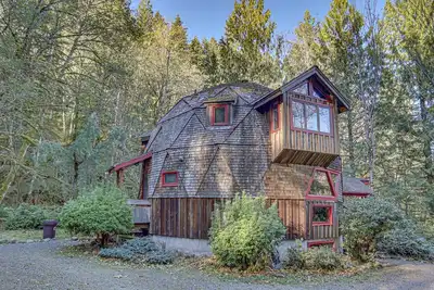 Image de Cedar Creek Hideaway - Secluded, Geodesic Dome Cabin, Woodstove, Bbq, Dogs Ok