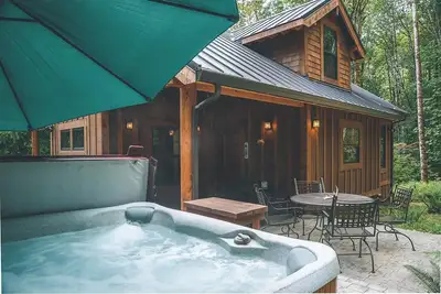 Image de Charming, Artfully Crafted Cedar Springs Cabin, Secluded Forest, Bbq, Hot Tub