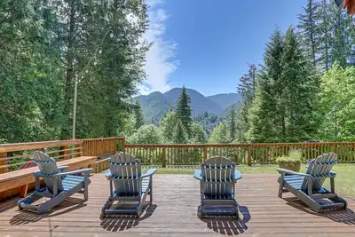 Image de Huckleberry Mountain Lodge-secluded, decks, Bbq, hot tub, fireplace, dogs Ok