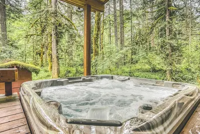 Image de Ripplewood, a serene riverfront cabin, decks, hot tub, Bbq, dog-friendly