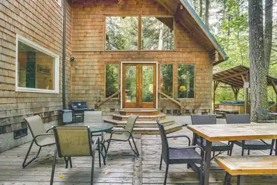 Image de River Dance Retreat: Sandy River, Wood Stove, Decks, Hot Tub. Dogs Welcome