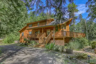 Image de Salmon River Chalet, magical acre on the river, decks, Bbq, dog-friendly