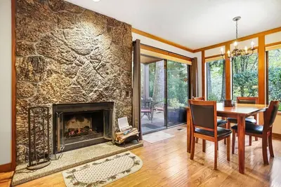 Image de Bright and sunny Salmon River Condo, Fireplace, Bbq, Dog-Friendly