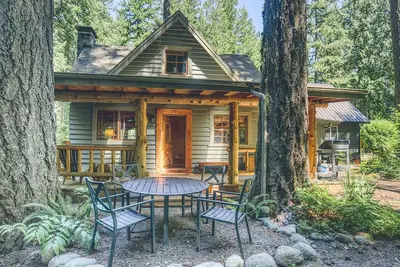 Image de Wallace Cottage! Charming Vintage Cottage, Fireplace, Deck, Bbq, Large Yard