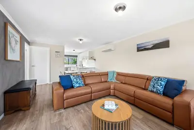 Beachside Torquay Unit: Walk to Surf, Food and Fun