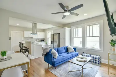 Image de Comfy 6 Bedroom home w/ two living spaces close to downtown!