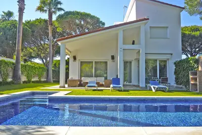 Magnificent villa in urb. Roche with private pool at 500 m. from the beach, Wi-Fi.