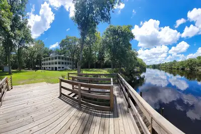 Image de Peaceful property on the historic Suwannee River.