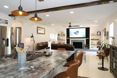 Image de Navy Point Home and game room, near Nas & downtown