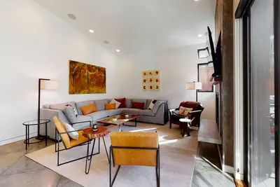 Image de Luxurious home with hot tub, indoor/outdoor fireplace & WiFi - great location