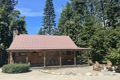 Relaxing log cabin retreat! Private hot tub, Fido Friendly, Wi-Fi, Snomobile access