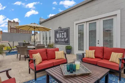 Image de Downtown Waco retreat! 2 blocks to Magnolia Silos! Huge private balcony!