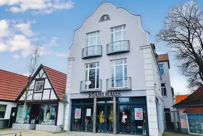 Image de Just 50 meters from the Alter Strom in Warnemünde and a few minutes from the beach is the high-quality Top vacation apartment \"Ich will ans Meer\". The bus stop and shopping facilities are just a few steps away.
