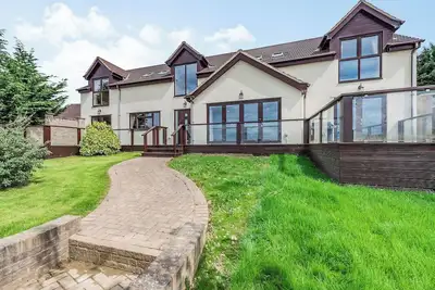 Image de 6 chambres à coucher à Cinderford