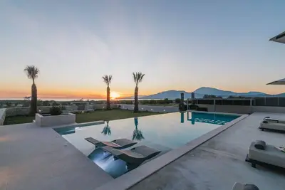 Image de Luxury villa just a two-minute walk from the beach