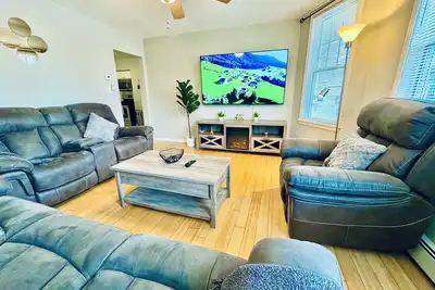 Image de Bright, Stylish & Cozy 2Bed Unit w/Fireplace, Backyard, & Grill