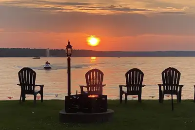 Charming Cottage with Gorgeous Lakeview