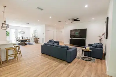 Image de Contemporary Coastal Retreat with 3 Masters, Minutes to beaches