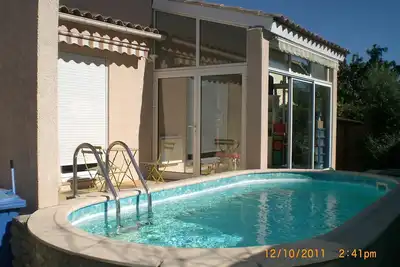 Image de Maison avec piscine dans quartier résidentiel