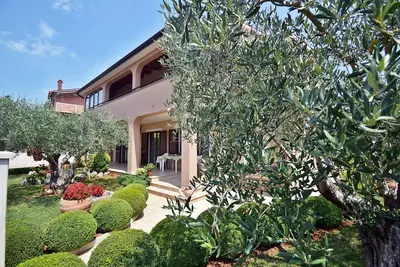 Image de Apartment Tina with Terrace & Lovely Garden