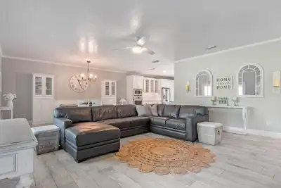 Image de Modern Farmhouse 3/2 Equestrian neighborhood