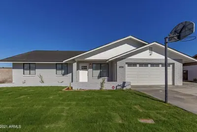 Image de Beautiful 4 bedroom, 2 bathroom house. Outdoor pool.