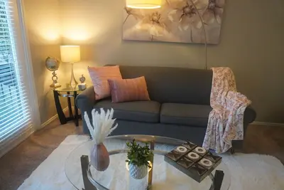 Image de Contemporary Mid-Rise Apartment by Downtown Dallas