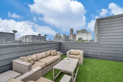 Image de Skyline view of Downtown Dallas 3 story upscale home!