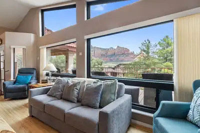 Image de Experience luxury at Sedona Uptown Inspiration, a 3-bedroom home with stunning red rock views.