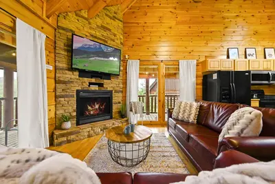 Image de Cozy Cabin: Hot Tub, Game Loft & Pet Friendly!