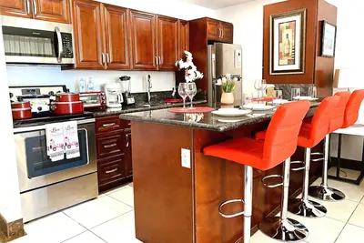 Image de Beautiful Waikiki Banyan 1br/Free Prkg W/ Balcony