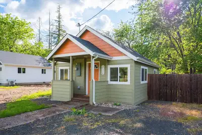 Image de Quiet Riverfront Home! 5 Mins from Dorena Lake!