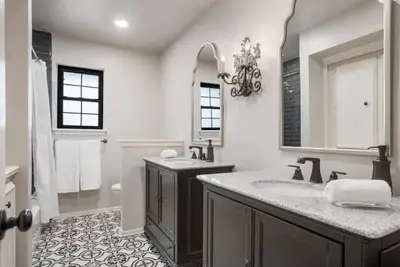 Image de Beautifully Renovated with Designer Decor and Spacious Rooms