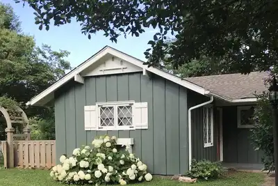 Image de The Mayor's Cottage -- Cozy cottage in downtown with easy access to everything